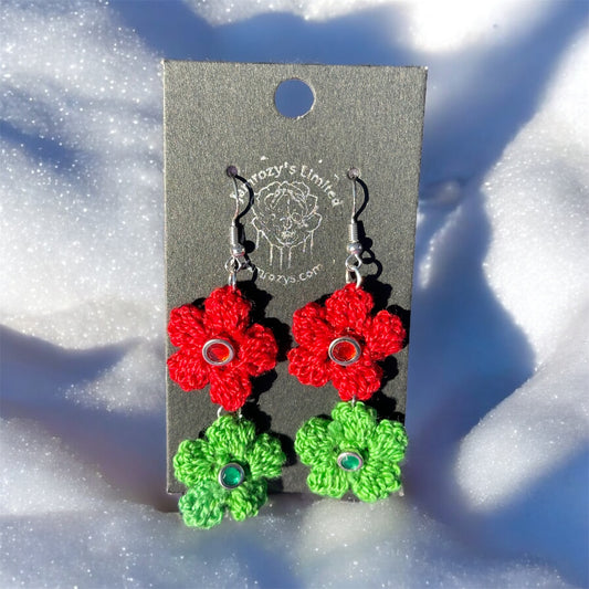 Handgemachte rot-grüne gehäkelte Blumenohrringe mit Schmucknieten an Sterlingsilberhaken
